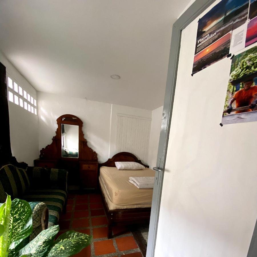 Hostal Casa Las Tias Medellín Zewnętrze zdjęcie