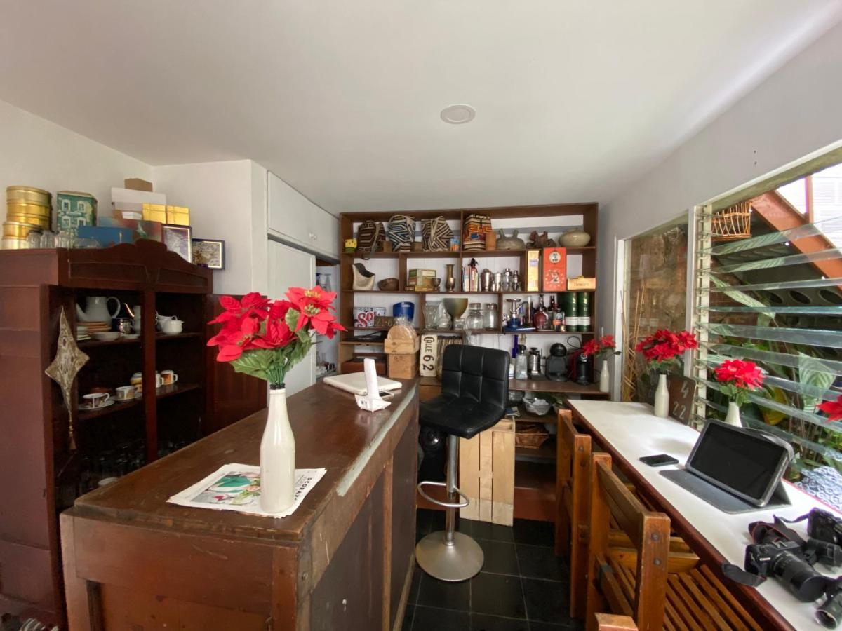 Hostal Casa Las Tias Medellín Zewnętrze zdjęcie